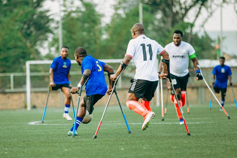 Bola sepak di atas lapangan hijau — bonus mixparlay sportsbook
