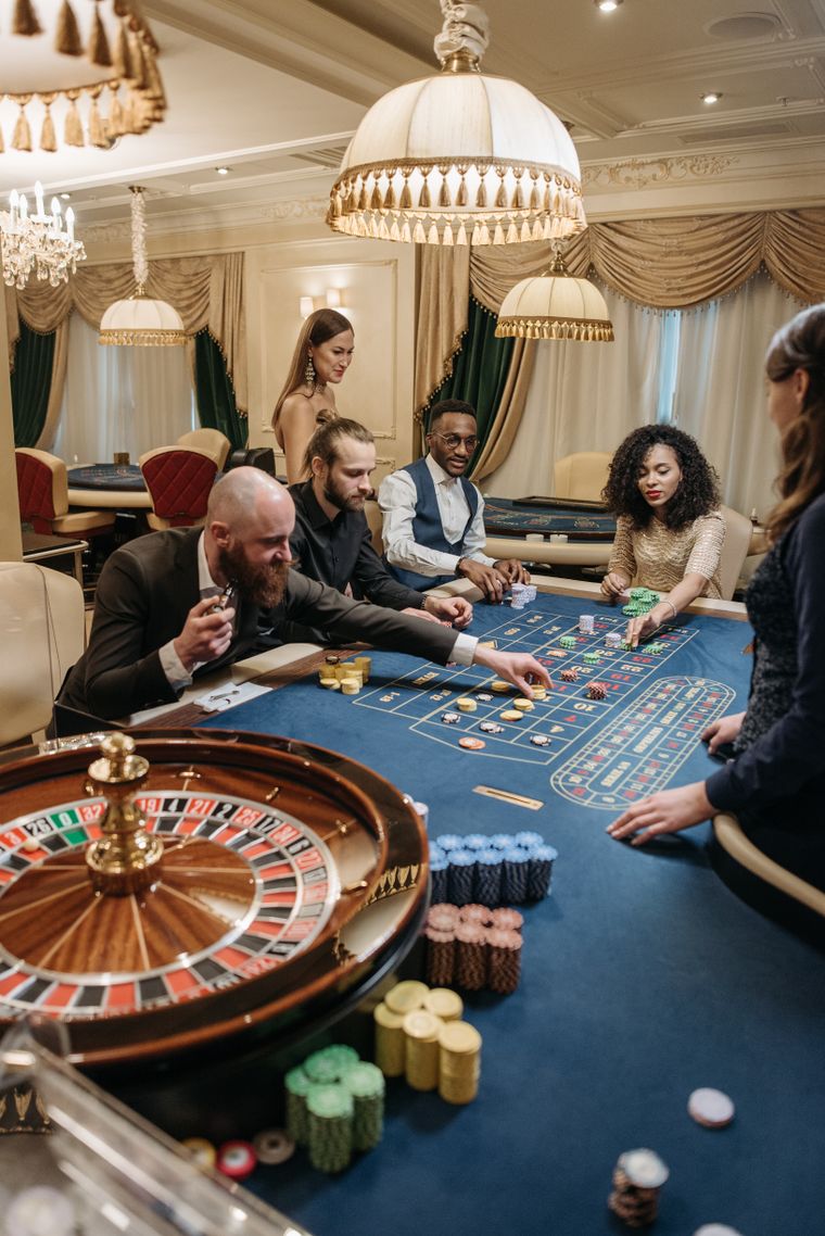 Pemain di meja roulette — ilustrasi bonus reload harian