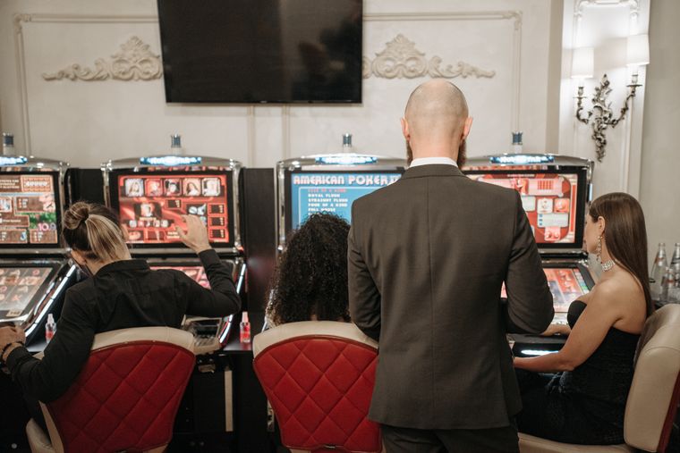 Deretan mesin slot siap dimainkan — turnamen slot mingguan