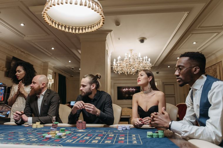 Meja poker mewah dengan lampu gantung — melambangkan bonus selamat datang