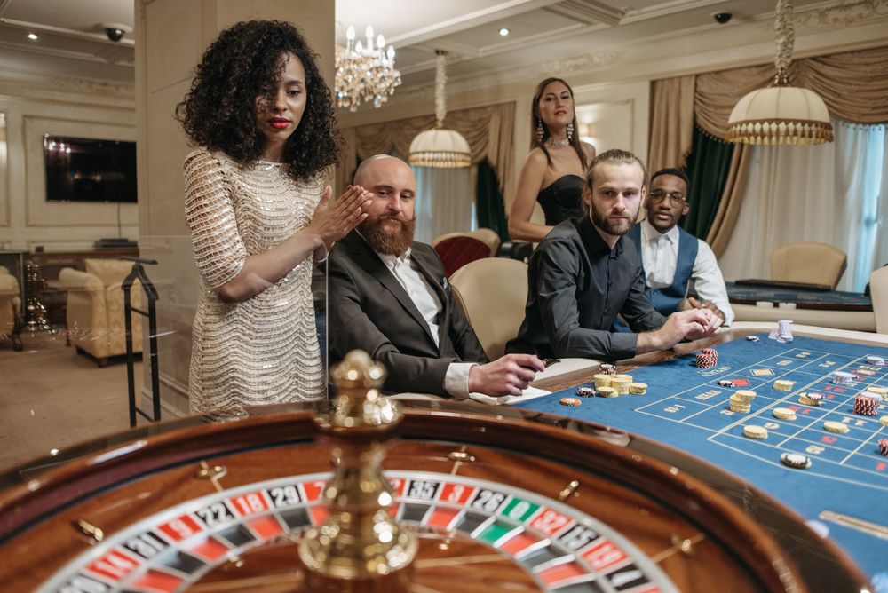 Meja roulette dengan chip dan kartu remi — ilustrasi suasana live casino