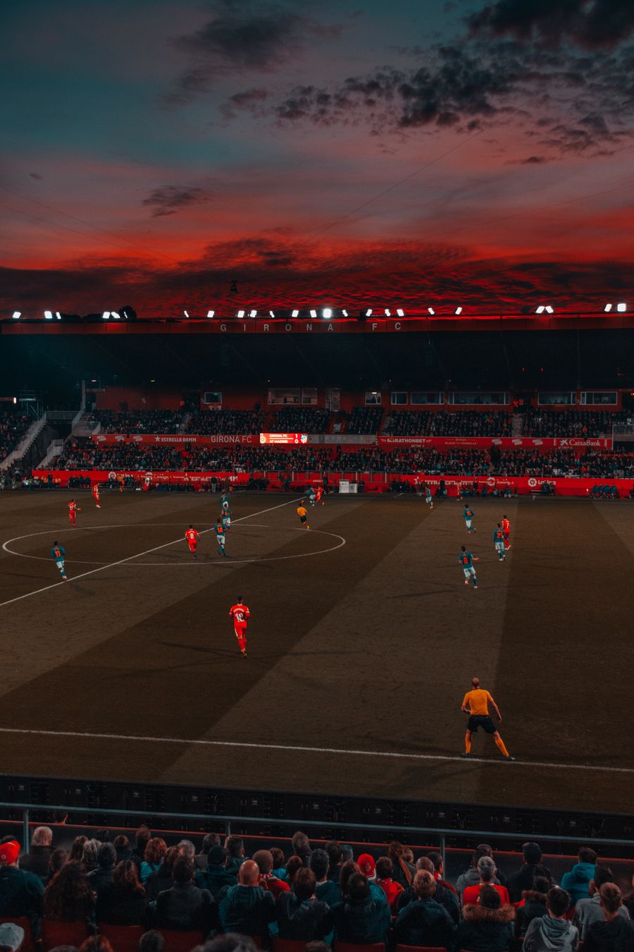 Lapangan sepak bola hijau dengan cahaya stadion